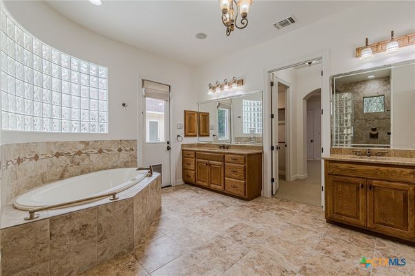 Bathroom, Dual Sink Vanities, Interior, Recessed Lighting