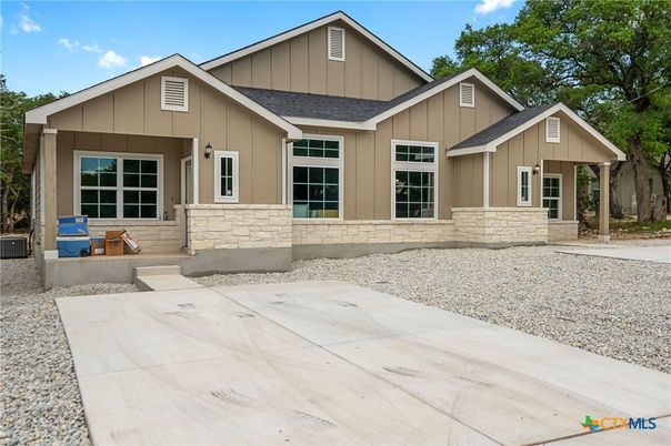 Exterior, Facade, Farmhouse