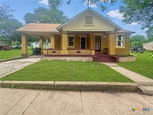Exterior, Facade, Ranch