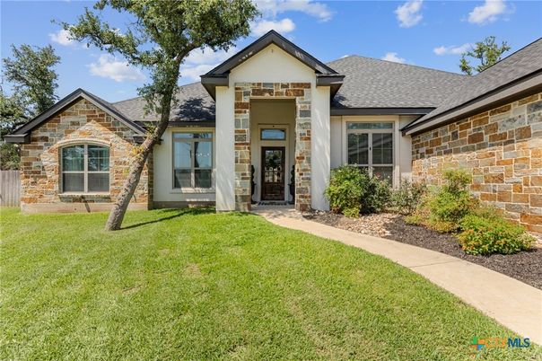 Exterior, Facade, Brick Facade, Ranch