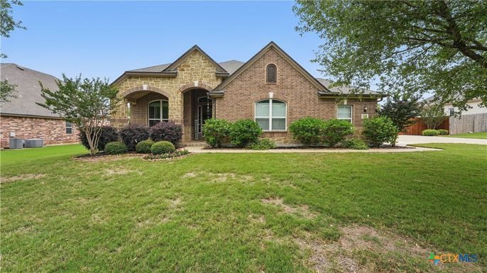Backyard, Exterior, Facade, Brick Facade, Brick Traditional
