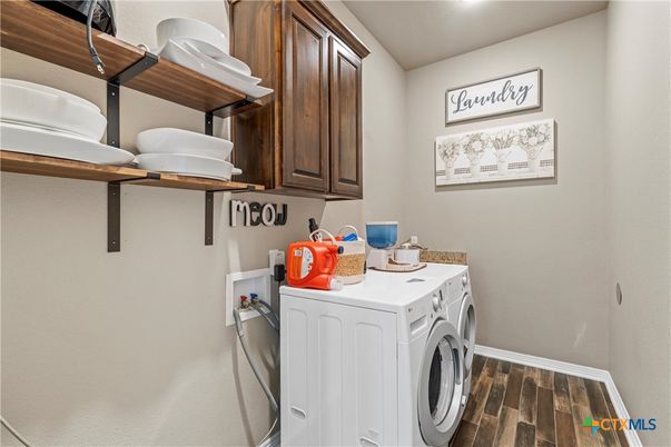 Interior, Washer, Wood Texture Flooring