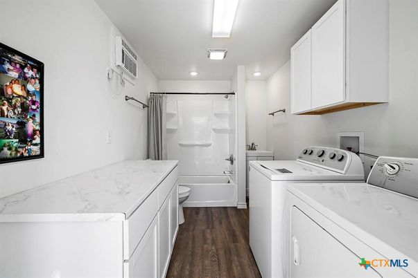 Interior, Recessed Lighting, Washer, Wood Texture Flooring