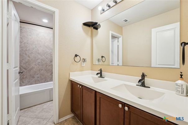 Bathroom, Dual Sink Vanities, Interior, Recessed Lighting