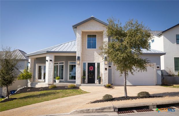 Attached, Exterior, Facade, Farmhouse