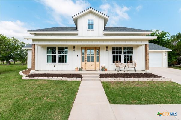Exterior, Facade, Farmhouse