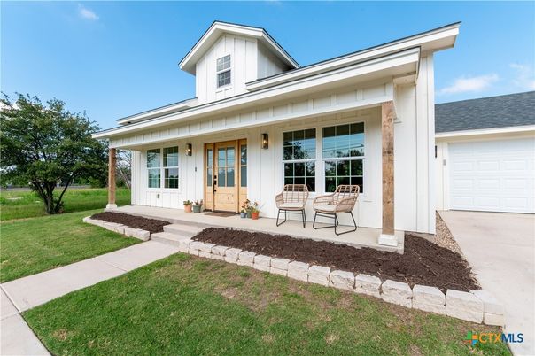 Attached, Exterior, Facade, Farmhouse