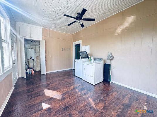 Interior, Washer, Wood Texture Flooring