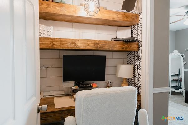 Home Office, Interior