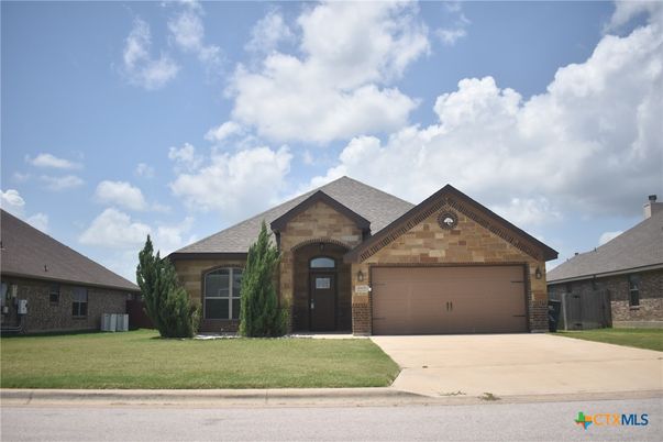 Attached, Exterior, Facade, Brick Traditional