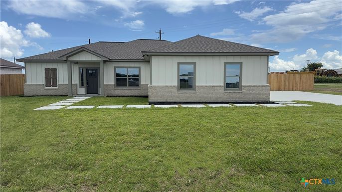 Backyard, Exterior, Facade, Ranch