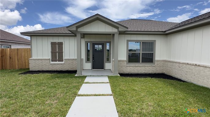 Exterior, Facade, Ranch