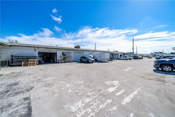 Exterior, Garage
