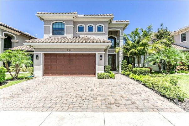 Attached, Exterior, Facade, Mediterranean