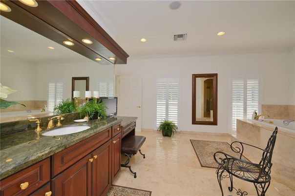 Bathroom, Dual Sink Vanities, Interior, Recessed Lighting
