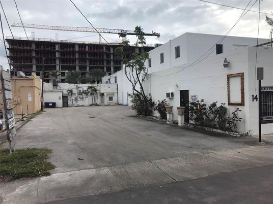 Exterior, Facade, Modern
