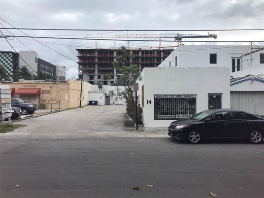 Exterior, Facade, Modern