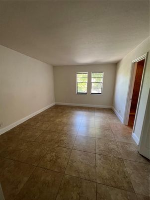 Empty room, Interior