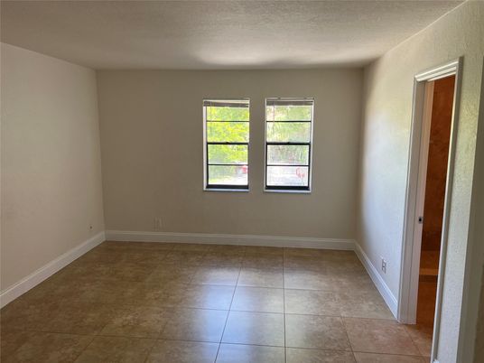 Empty room, Interior
