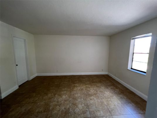 Empty room, Interior