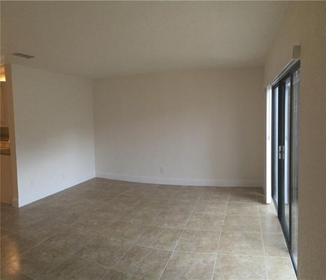 Empty room, Interior