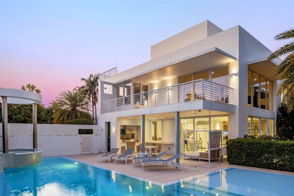 Exterior, Facade, Pool, Modern