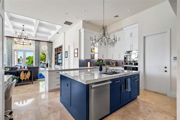 Chandelier, Interior, Kitchen, Living room, Pendant Lights, Recessed Lighting, Stainless Steel Appliances