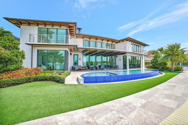 Backyard, Exterior, Facade, Pool, Modern
