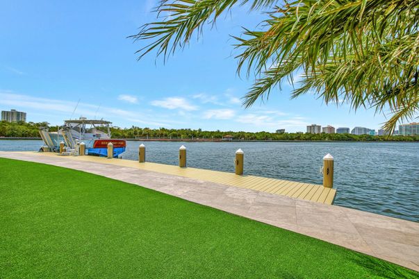 Exterior, Lake