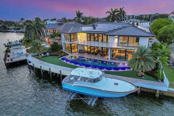 Exterior, Lake