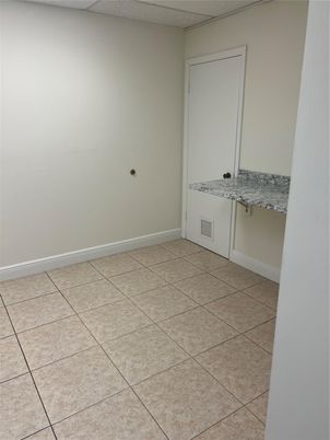 Empty room, Interior