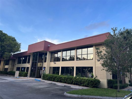 Exterior, Facade, Modern