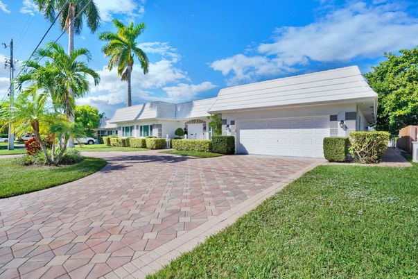 Attached, Exterior, Facade, Ranch