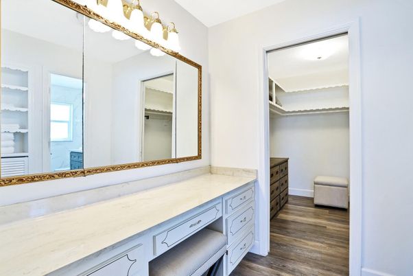 Bathroom, Interior, Walk-in Closets, Wood Texture Flooring