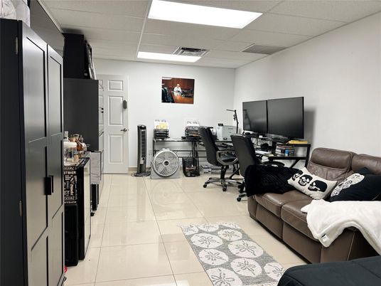 Home Office, Interior