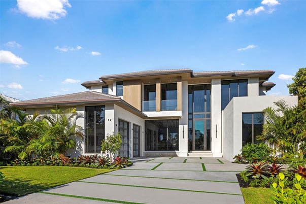 Backyard, Exterior, Facade, Modern