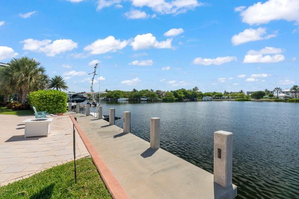 Exterior, Lake