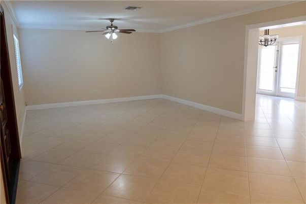 Empty room, Interior