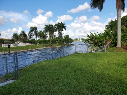 Exterior, Lake