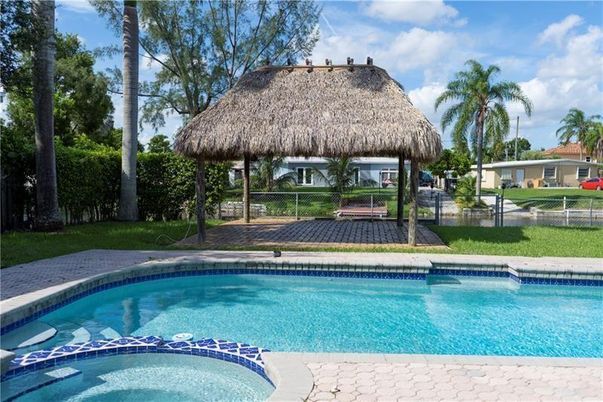 Exterior, Pool