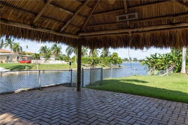Exterior, Lake