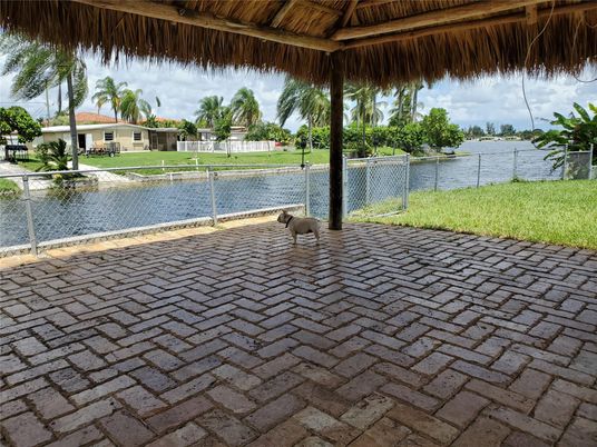 Exterior, Lake