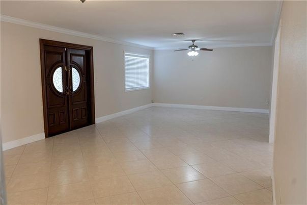 Empty room, Interior