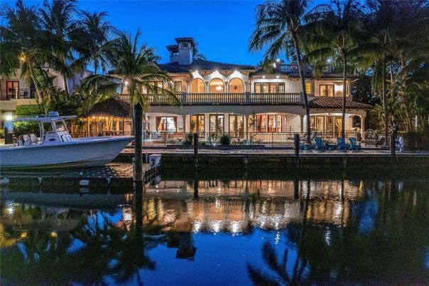 Exterior, Facade, Pool, Mediterranean