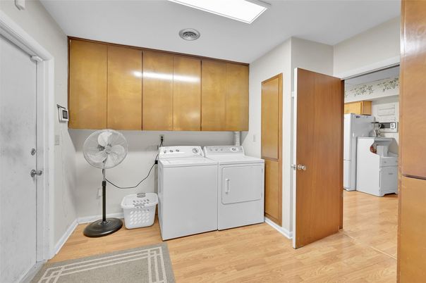 Interior, Utility Closets, Washer, Wood Texture Flooring