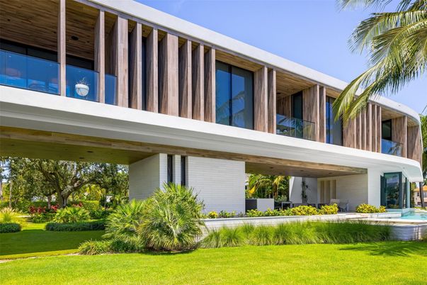 Backyard, Exterior, Facade, Modern