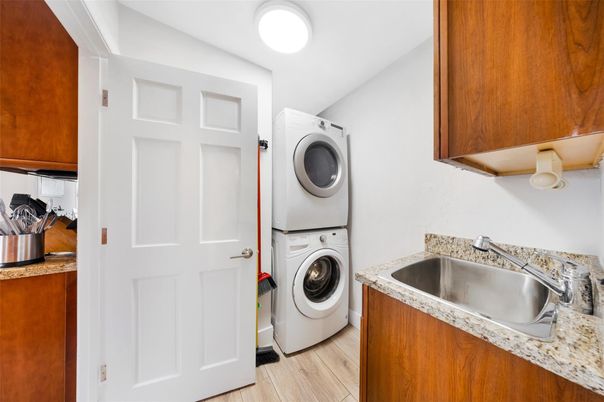 Interior, Washer, Wood Texture Flooring