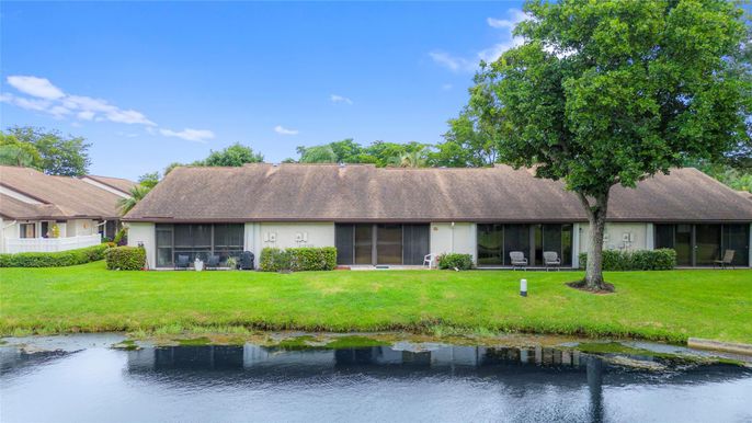 Exterior, Facade, Lake, Ranch