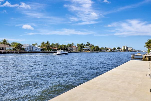 Exterior, Lake