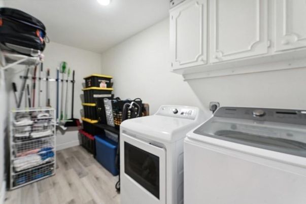 Interior, Recessed Lighting, Washer, Wood Texture Flooring